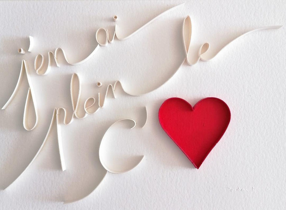 Œuvre originale MO3D J'EN AI PLEIN LE C❤️ de Cendreen Mo en Paper Art, texte blanc en relief avec un grand cœur rouge