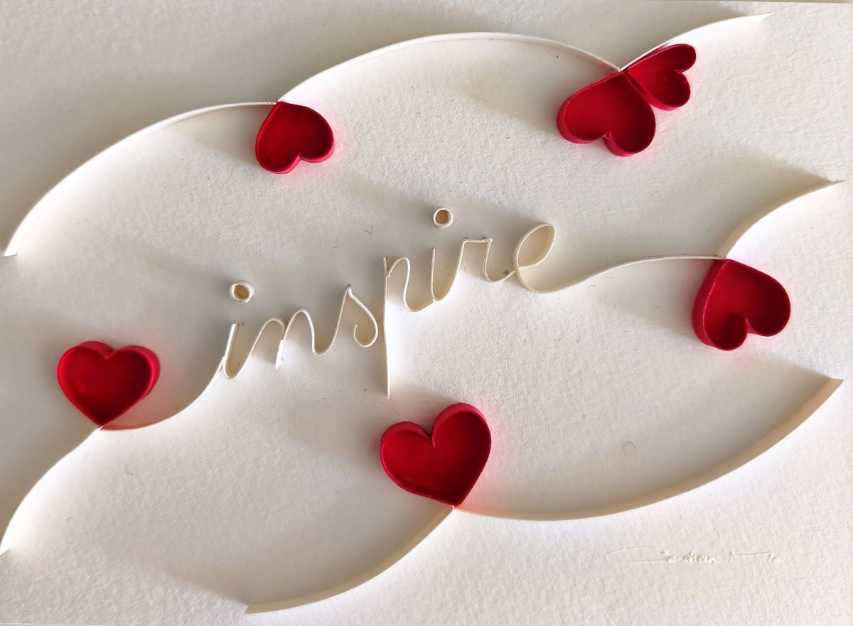 Œuvre originale MO3D INSPIRE de Cendreen Mo en Paper Art, texte blanc en relief entouré de petits cœurs rouges sur fond blanc