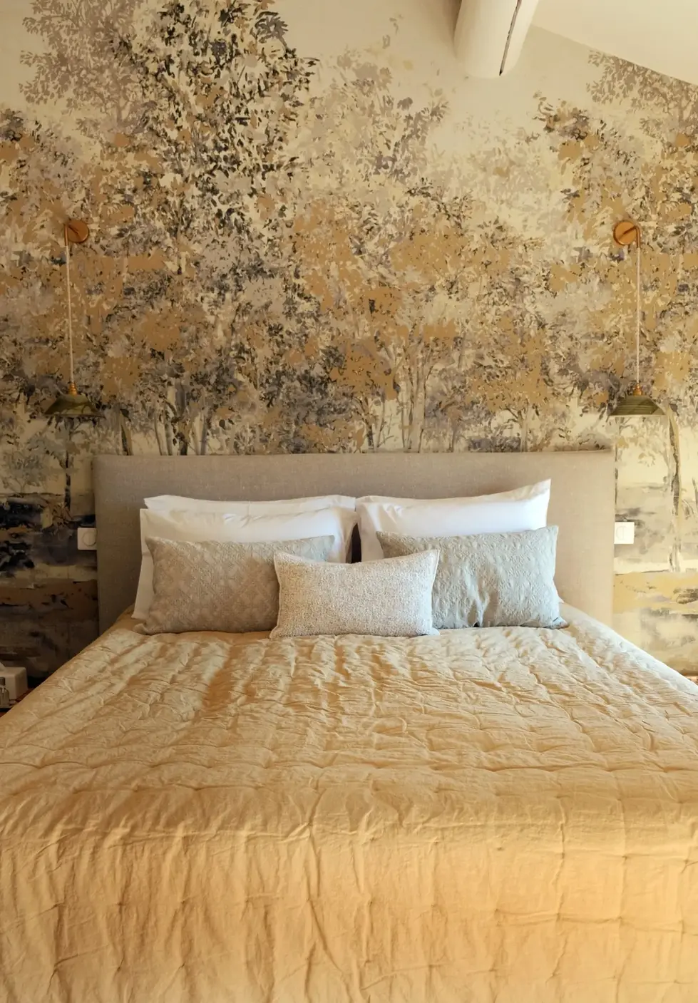 renovation-mas-saint-pierre-de-vassols-chambre-tete-de-lit-lin-appliques-laiton.webp
