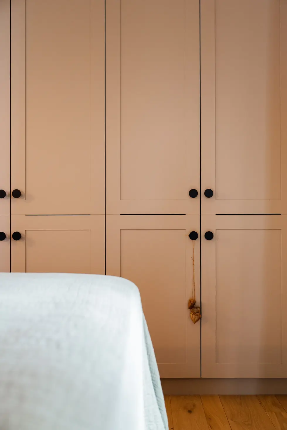 Détail des poignées des placards sur mesure de la chambre