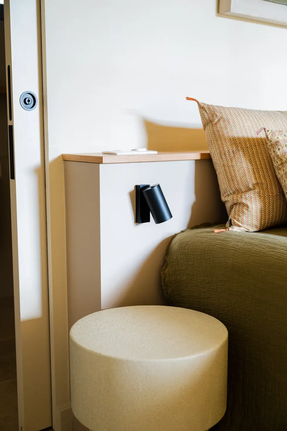 Chevet avec liseuse et pouf