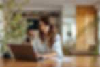 Femme travaillant sur ordinateur, Mar 25 2026 1.jpg