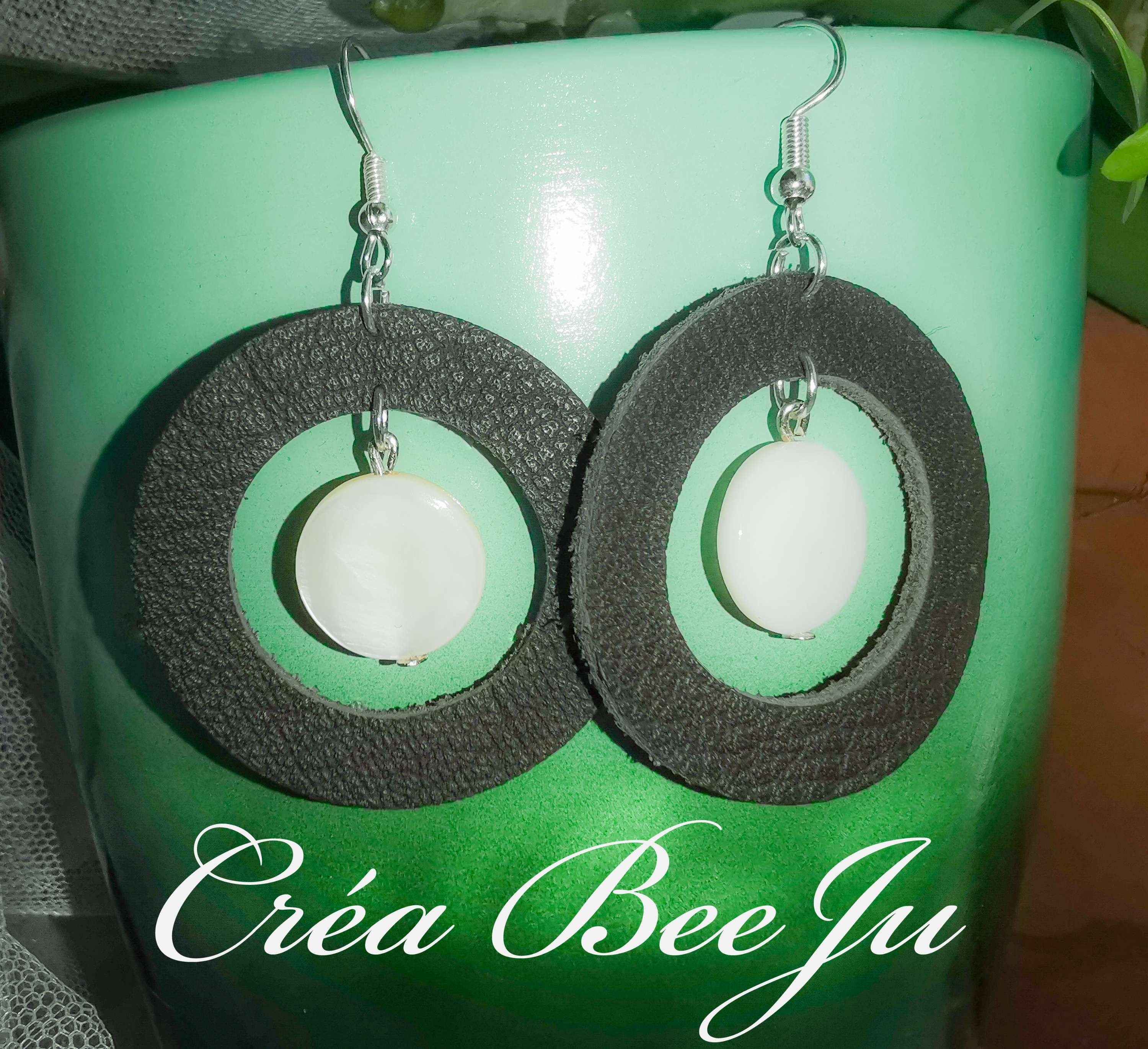 Boucles anneaux cuir brun perle blanche