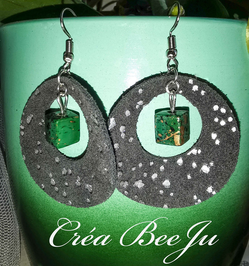 Miniature : Boucles rondes cuir brun perle cube verte