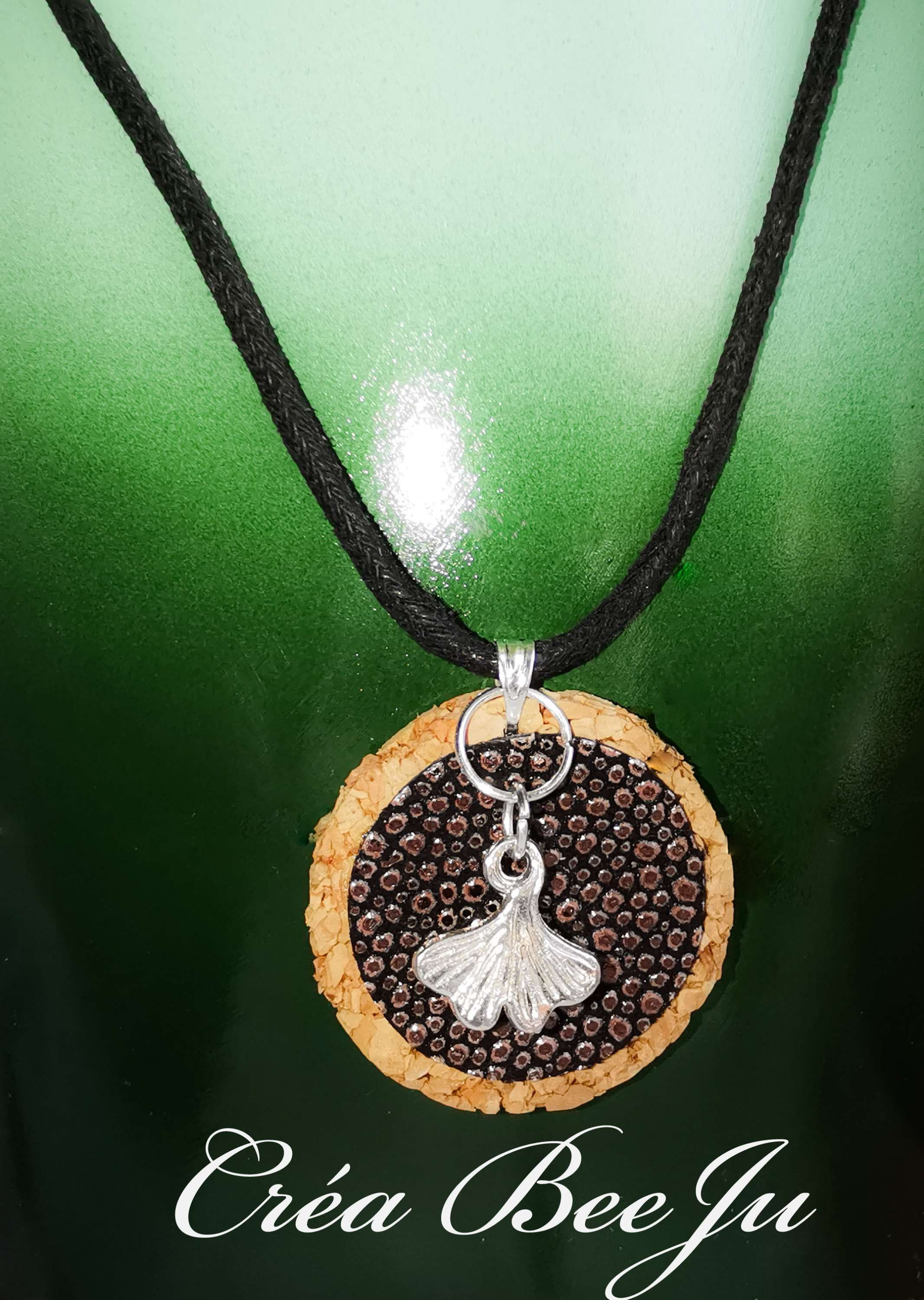 Collier pendentif liège et galuchat rond ginko