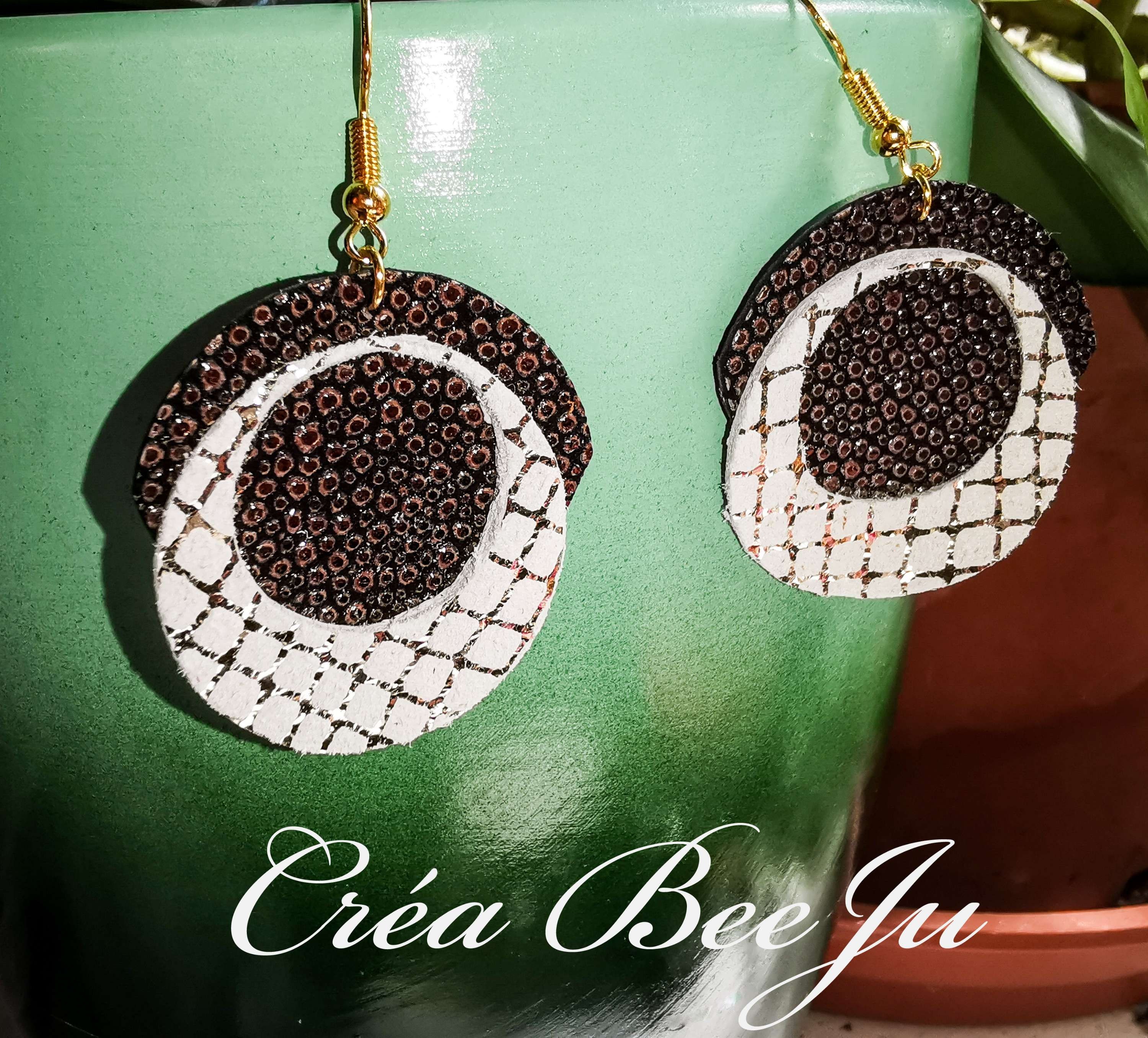 Boucles cuir œil noir et cercle blanc