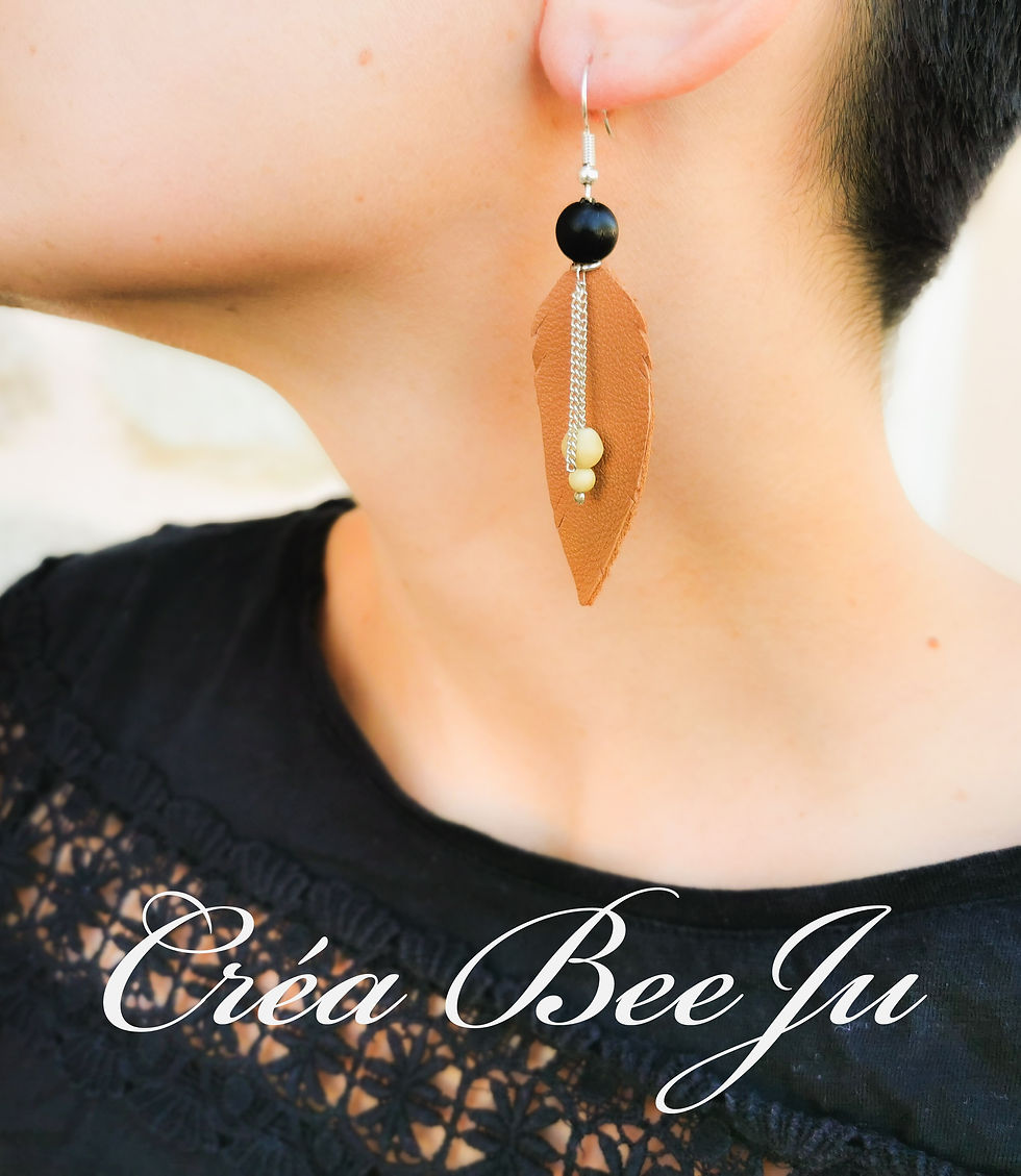 Miniature : Boucles plume cuir beige et perles