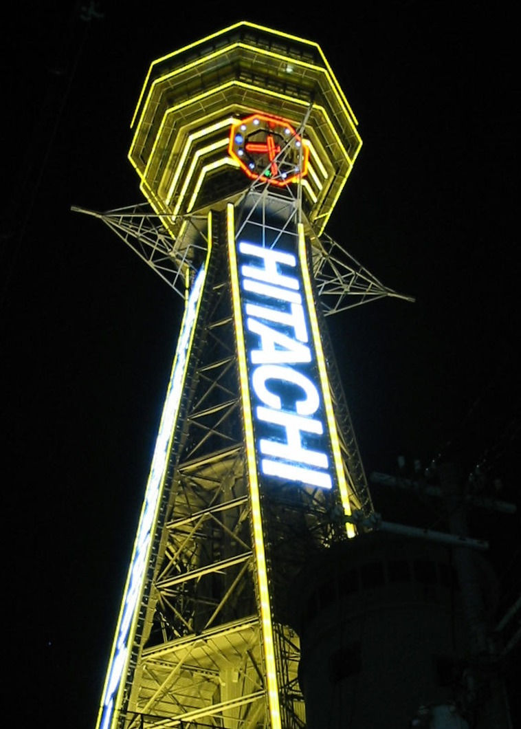 Torre Tsuten-kaku a Osaka illuminata
