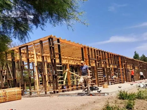 Economía Circular: con botellas plásticas y lana de ovejas, construyen una escuela en Colonia Caroya