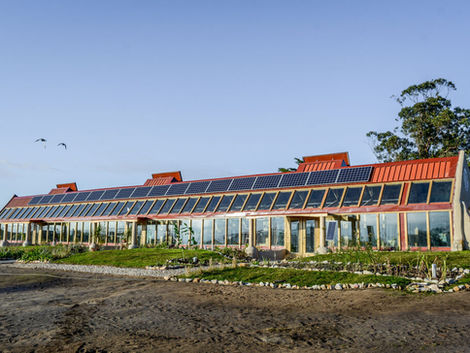 Construida con 25 toneladas de residuos: así es la única escuela 100% sustentable de la Argentina