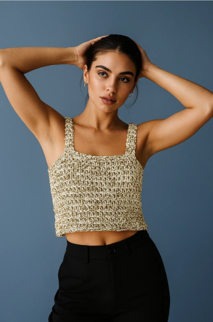 TOP CON ACABADO ÚNICO Y VERSÁTIL