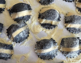 Ravioli mix con nero di seppia