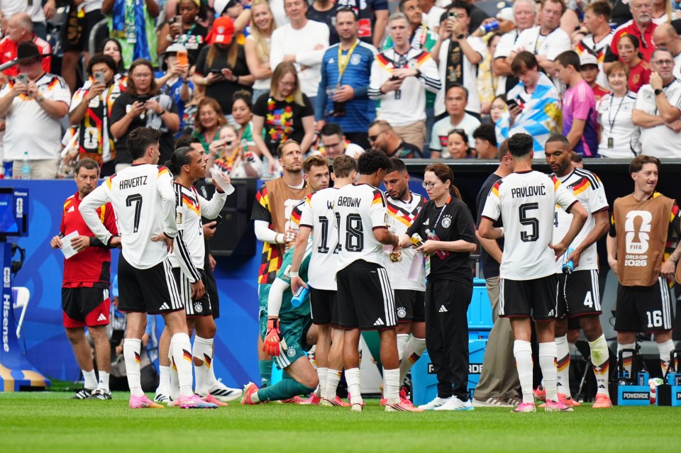 Seleção da Alemanha durante pausa de resfriamento na Copa do Mundo 2026 — jogadores usando coletes de gelo e técnicas de termorregulação