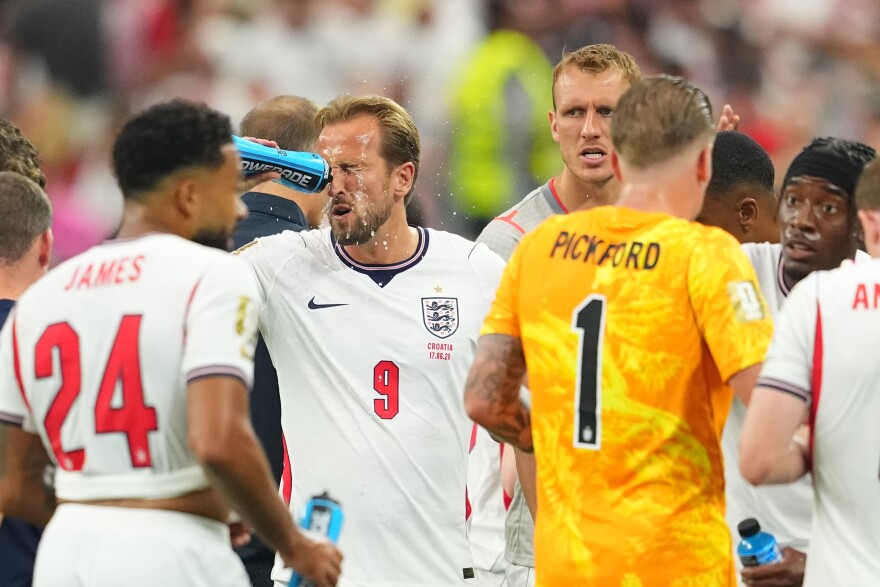 Jogadores da Inglaterra durante pausa de hidratação na Copa do Mundo 2026 — Harry Kane e equipe usando técnicas de resfriamento