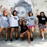 Cinza com letras branca, cinza com letra