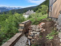 Arbeiten Mauer Westseite BA02
Steine und Füllmaterial einbauen
