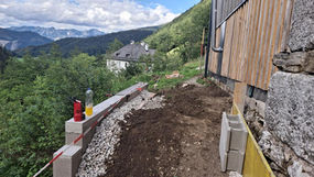 Arbeiten Mauer Westseite BA03
Mauer hinterfüllen, Gehweg angleichen