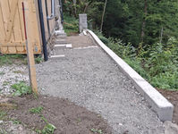 Bruchmaterial in Weg einbauen und angleichen