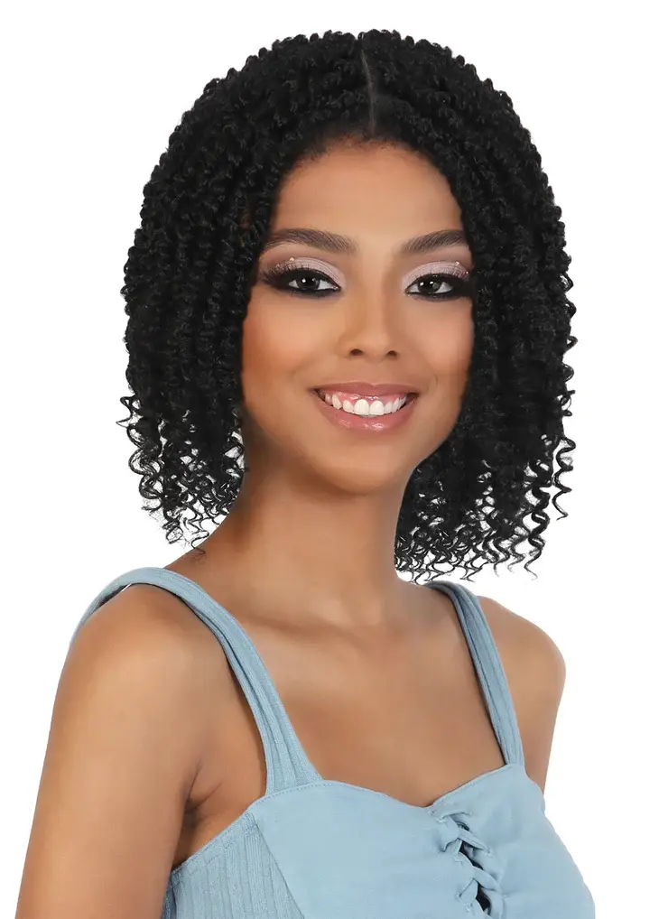 サムネイル： Smiling woman wears curly black hair, a blue top, and beautiful makeup.