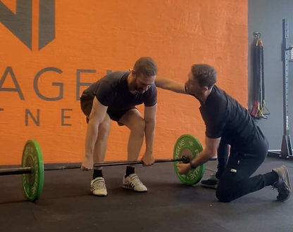 Personlig trener på Slagen Fitness hjelper medlem med teknikk og treningsprogram