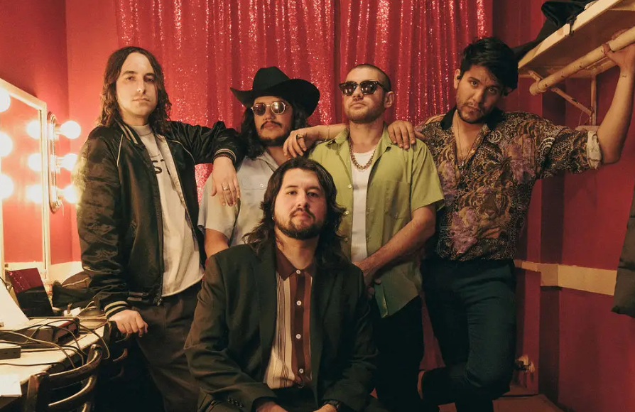 TWIN SEAS: LA BANDA DE LOS ANGELES QUE CONECTA EL INDIE, FUNK Y EL ROCK EN ESPAÑOL