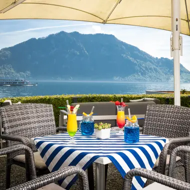 Tisch mit Cocktails am Pier 87 mit Seeblick.