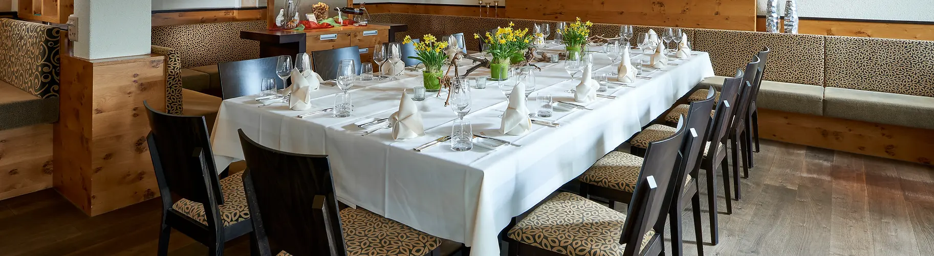 Une table dressée pour les banquets au restaurant Gerberei de l'hôtel Gerbi Weggis.