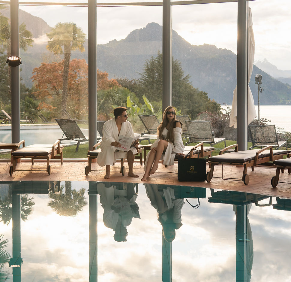 Piscine intérieure du Spa Vitalis avec deux clients en peignoir.