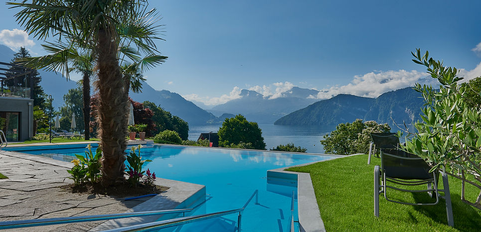 Photo de la piscine extérieure à débordement du centre de bien-être Vitalis SPA à Weggis.