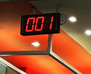 Monitor that displays queue numbers
