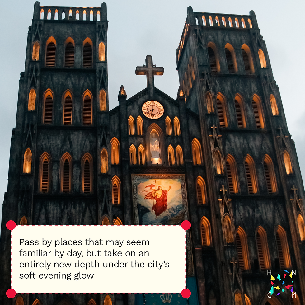 Mặt tiền nhà thờ theo phong cách Gothic ở Hà Nội rực rỡ ánh đèn ấm áp lúc hoàng hôn, với dòng chữ chú thích về bầu không khí thay đổi của thành phố