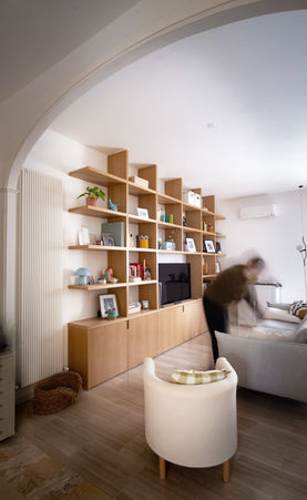 restyling ristrutturazione soggiorno roma, progetto arredamento e colore, progetto mobile libreria su misura