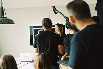 Schauspielerin Manuela Wenger während den Dreharbeiten für den Spielfilm Transportschaden.