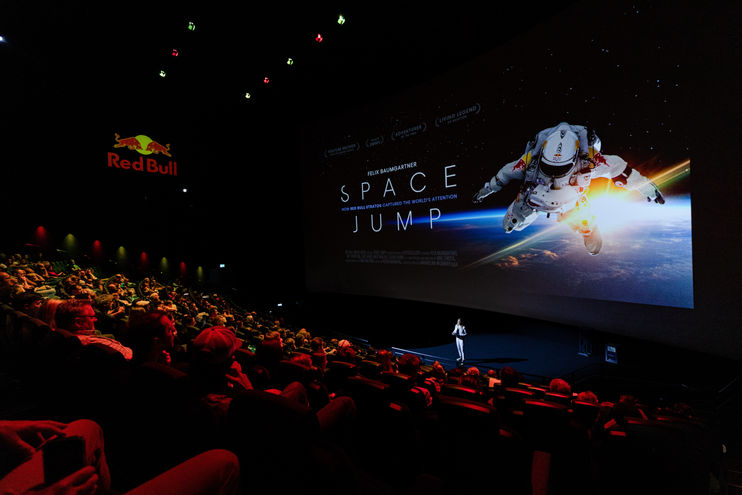 Moderatorin Manuela Wenger begrüsst das Publikum im Verkehrshaus in Luzern zur Schweizer Premiere des Films "Space Jump".