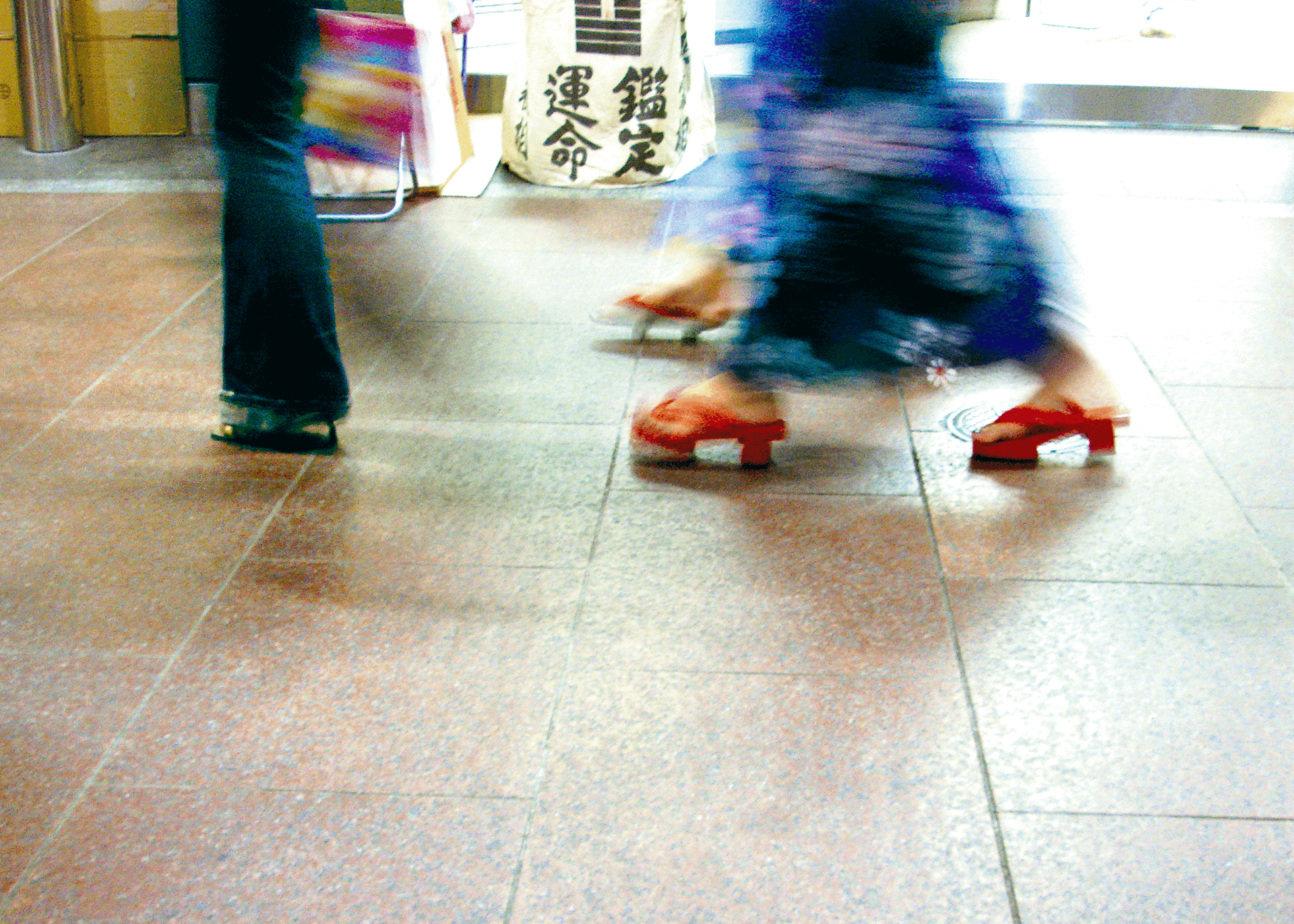 Pas de Kyoto jeans and kimono 2, contrecollage sur aluminium