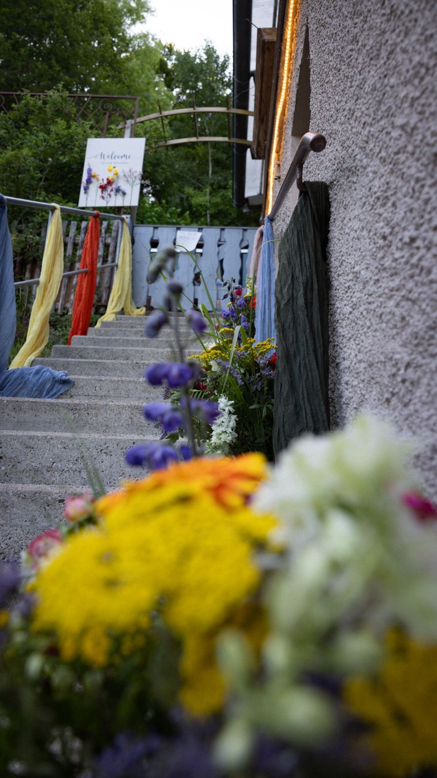 Geschmückter Treppenaufgang Hochzeit
