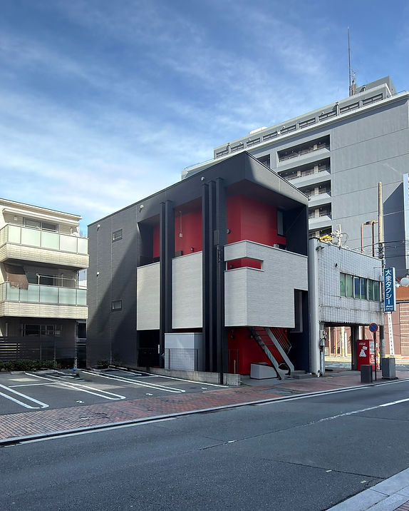 熊本の設計事務所が設計した熊本市に建つ旅行者・インバウンド向けアパートメントホテル（民泊・ゲストハウス）REQRASサクラマチ