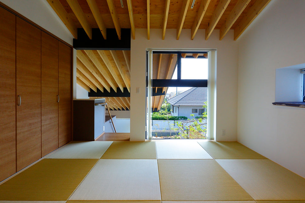 熊本市に建つ垂木と梁が特徴的な大屋根の住宅