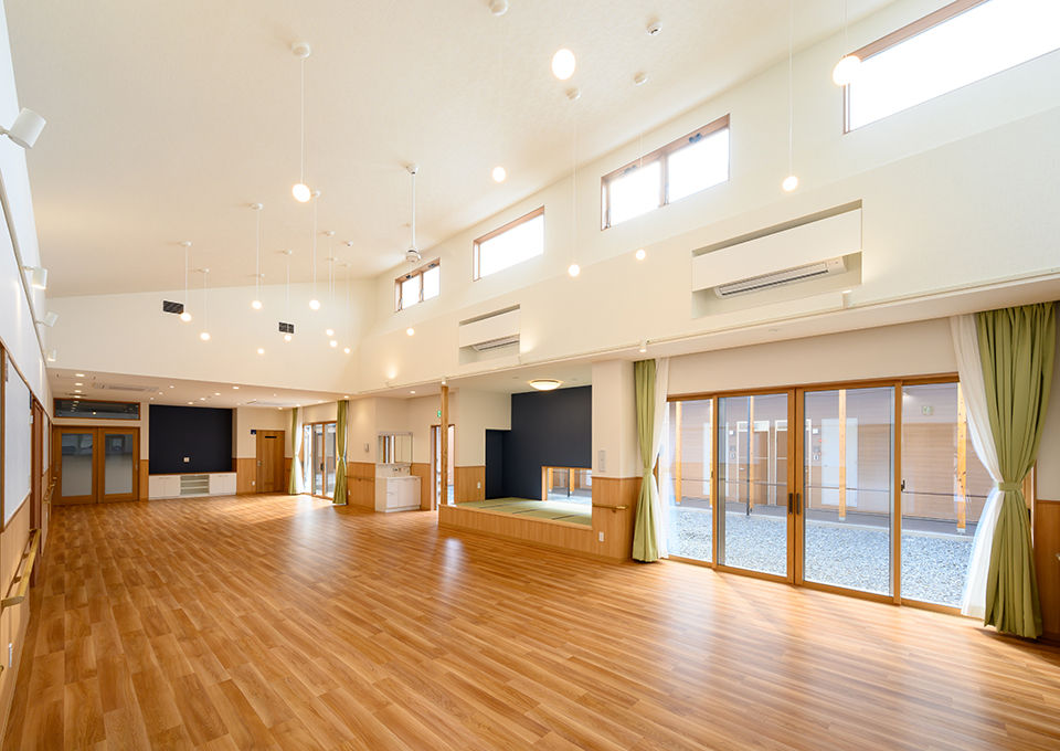 熊本の設計事務所が設計した熊本県にある診療系福祉施設。デイケアと共同住居の構成。