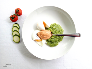 Eitjes in tomatensaus met courgettepuree