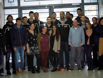 לתת ולחבק. הפועל חולון בהפנינג חנוכה בבי"ס הרצפלד בחולון