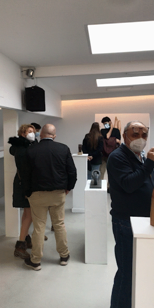 exposición de escultura de Diego García en espacio en blanco