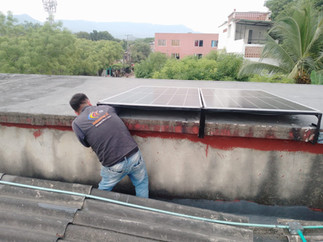Técnico instalando panel solar