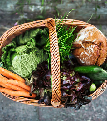 Verduras frescas en cesta