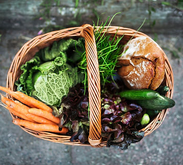 Verdure fresche in cestino