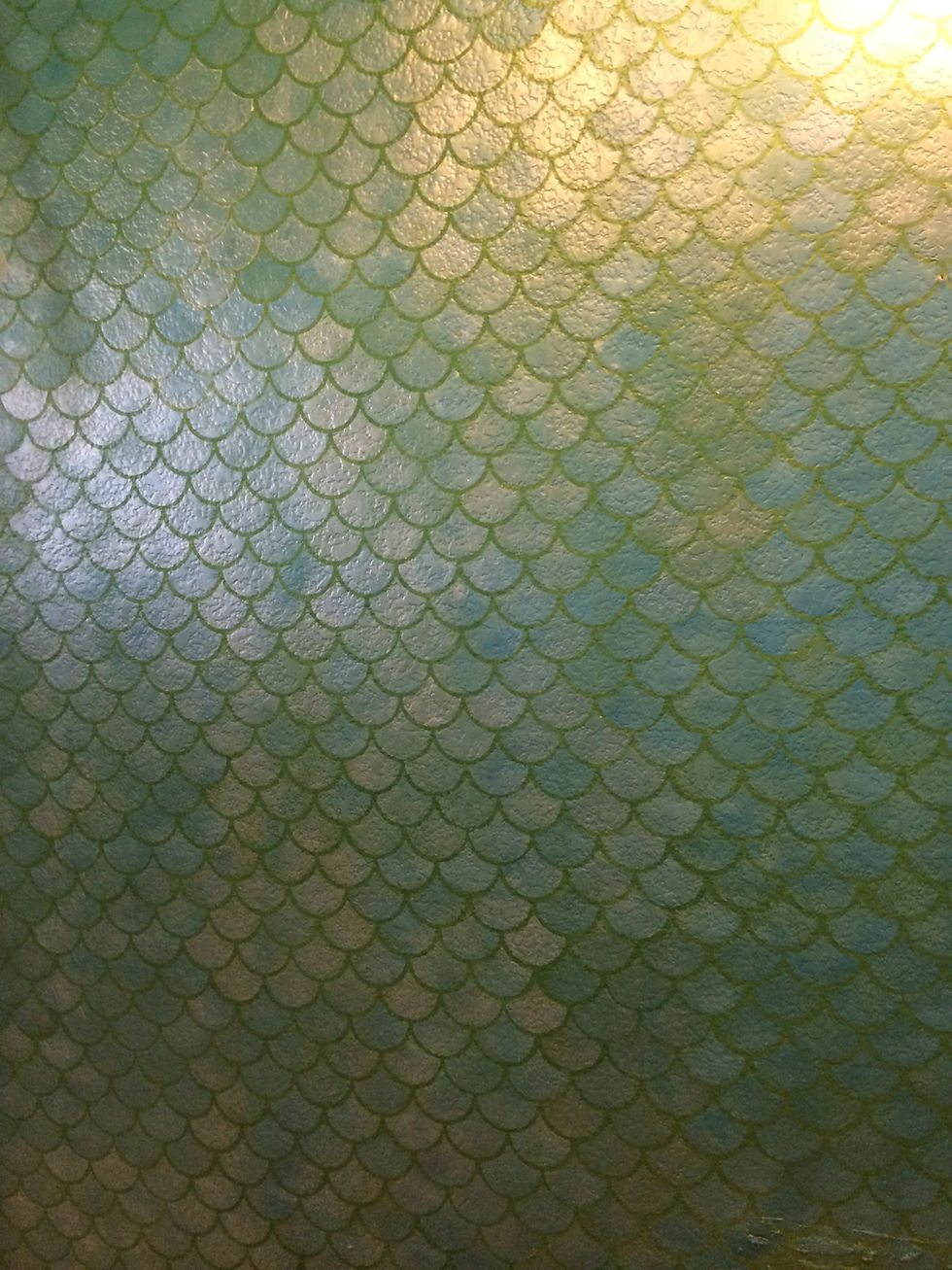 Metallic scalloped wall finish