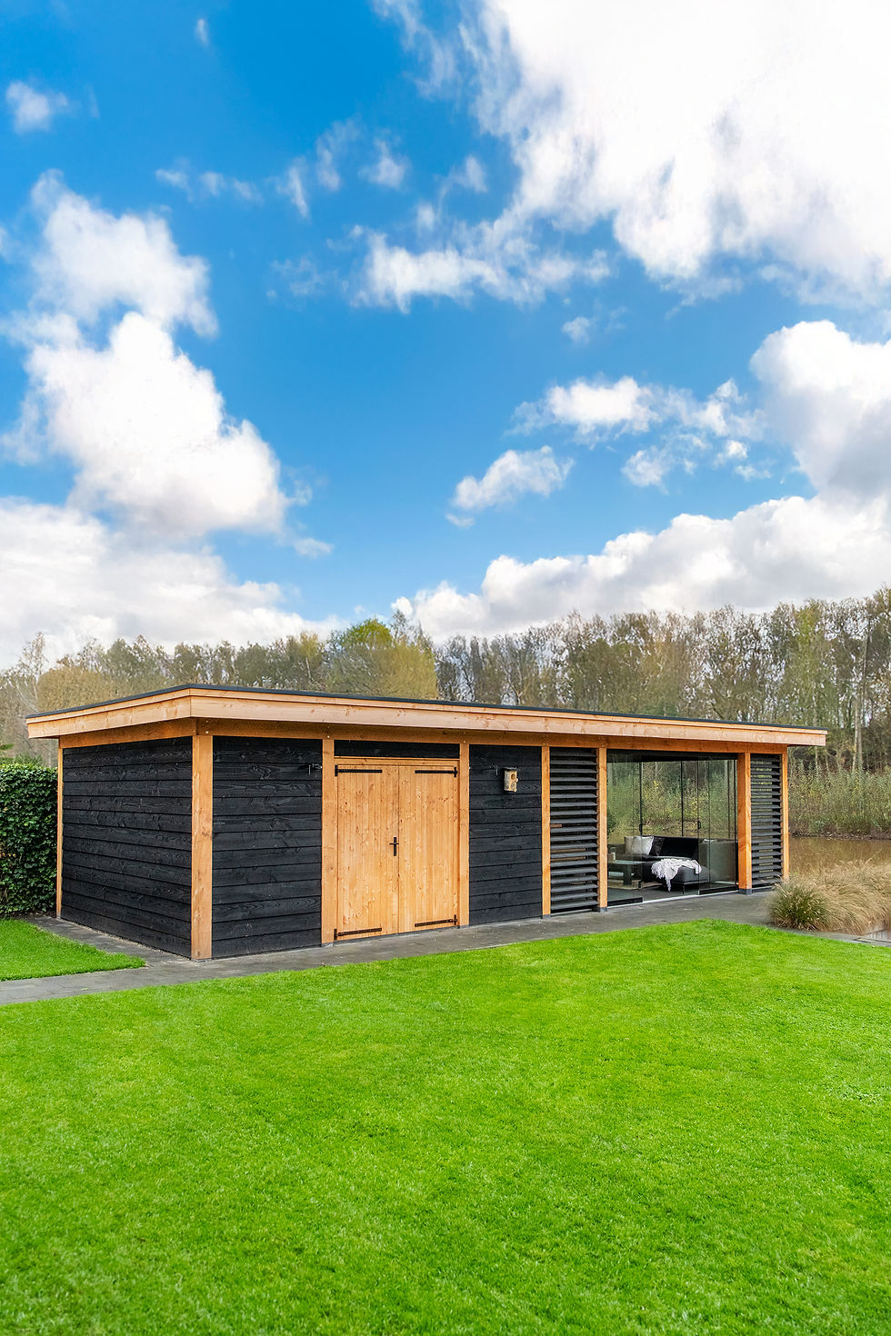 Luchtfoto van een ruime tuin met een houten veranda en groene planten