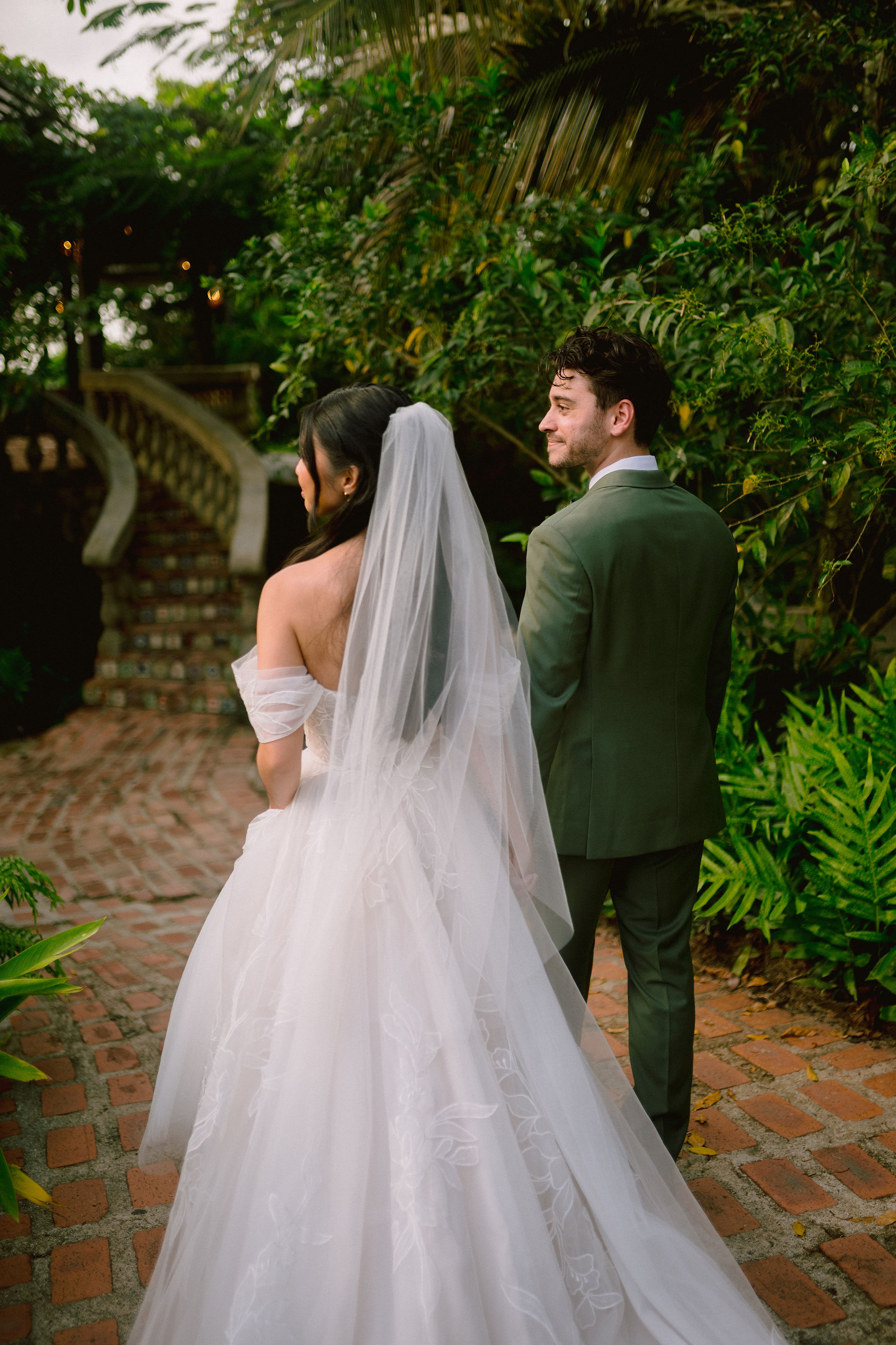 Bride and groom walking together under the arches of Hacienda Siesta Alegre