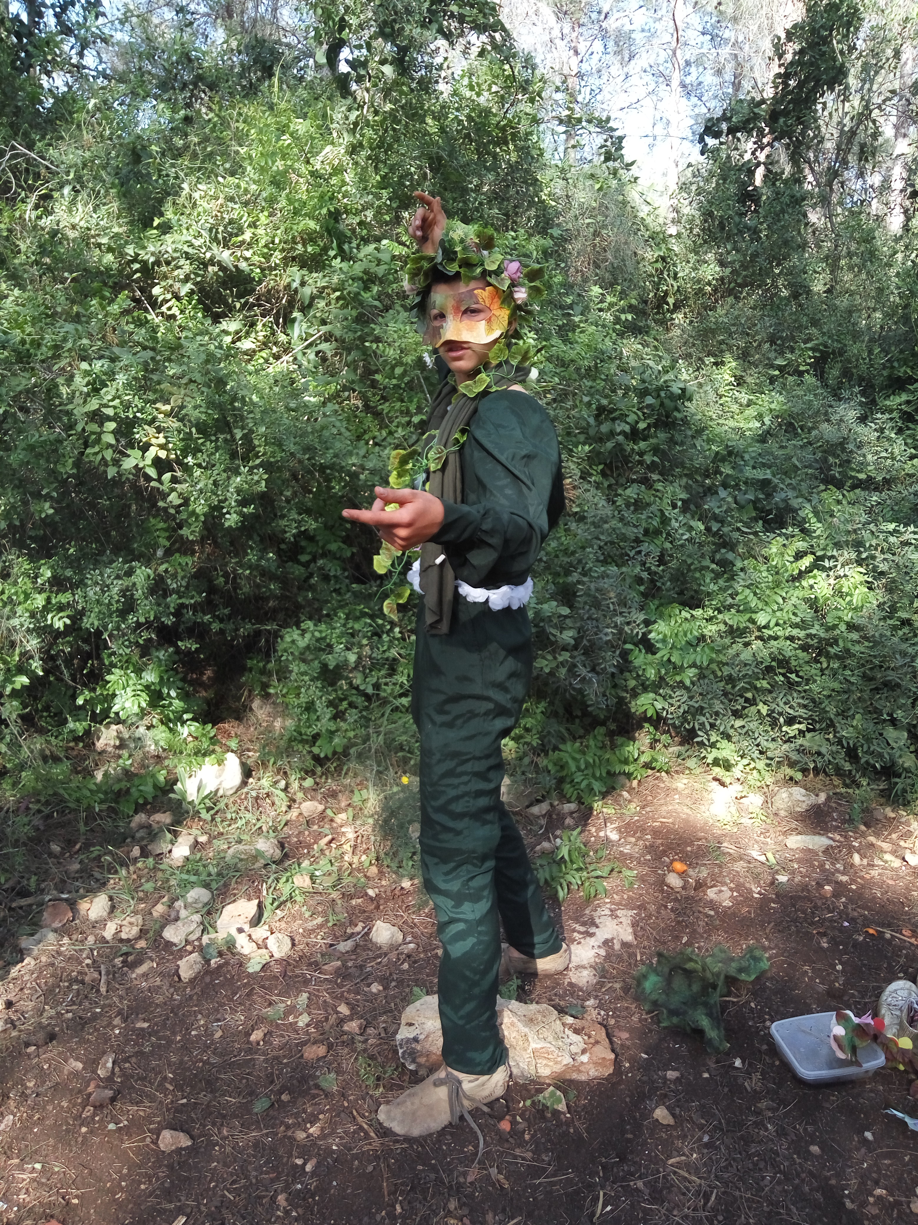 נער בתחפושת יער