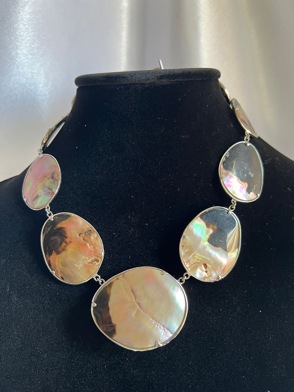 Mother of Pearl Graduated Disc Necklace / 16"
